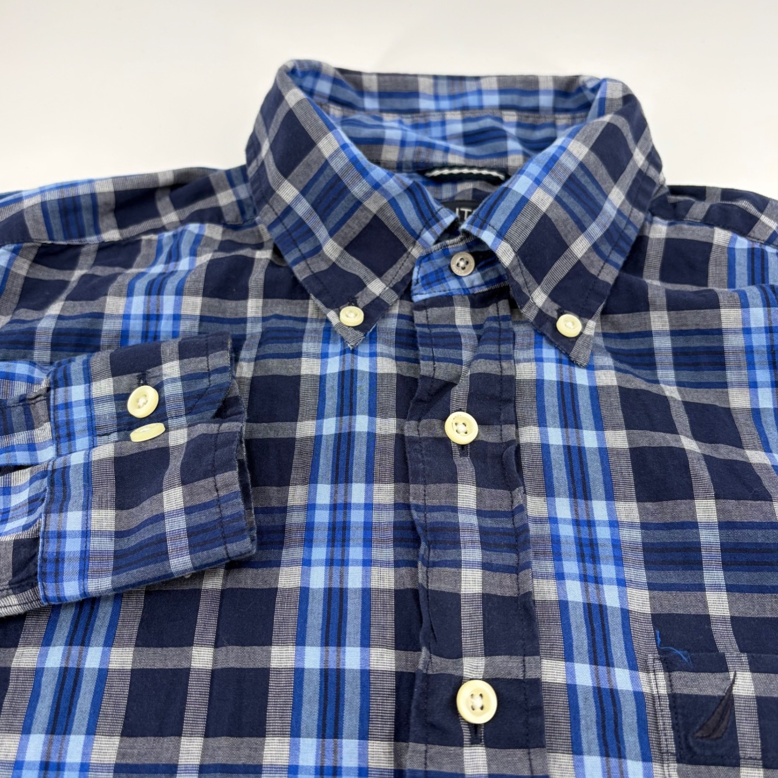 Nautica Plaid Button Down Shirt Mens Medium Slim Fit Blue Checkered Casual